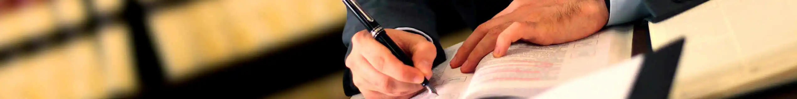 Un uomo che prende appunti su un libro